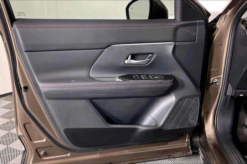 Certified 2025 Nissan Kicks SR FWD image 19