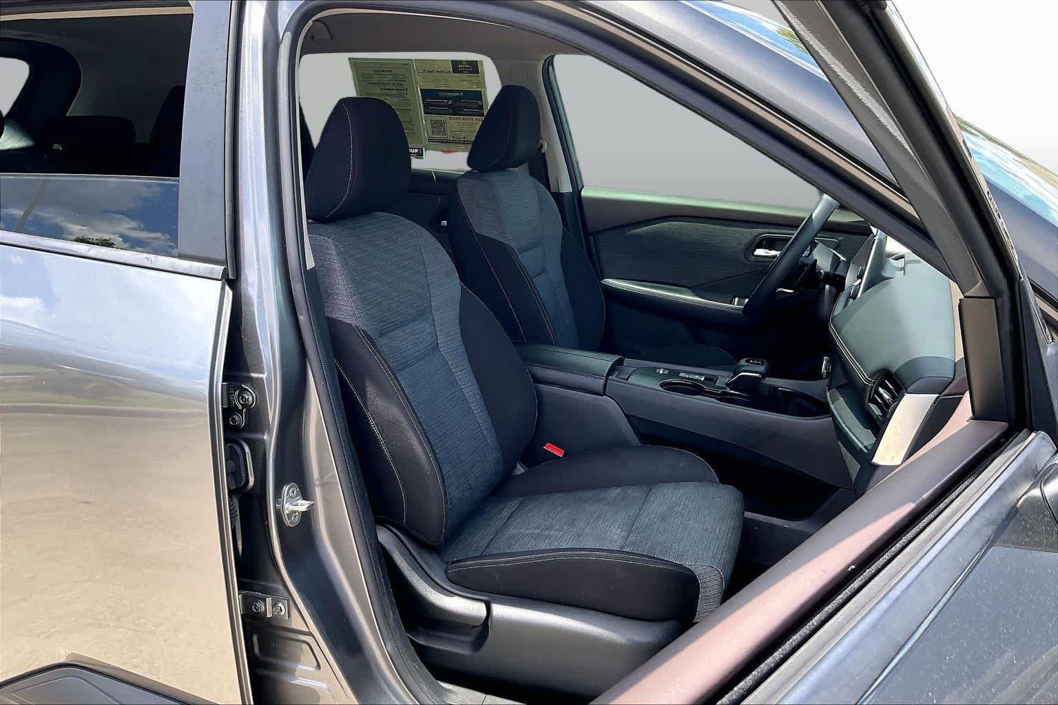Used 2023 Nissan Rogue SV FWD image 8
