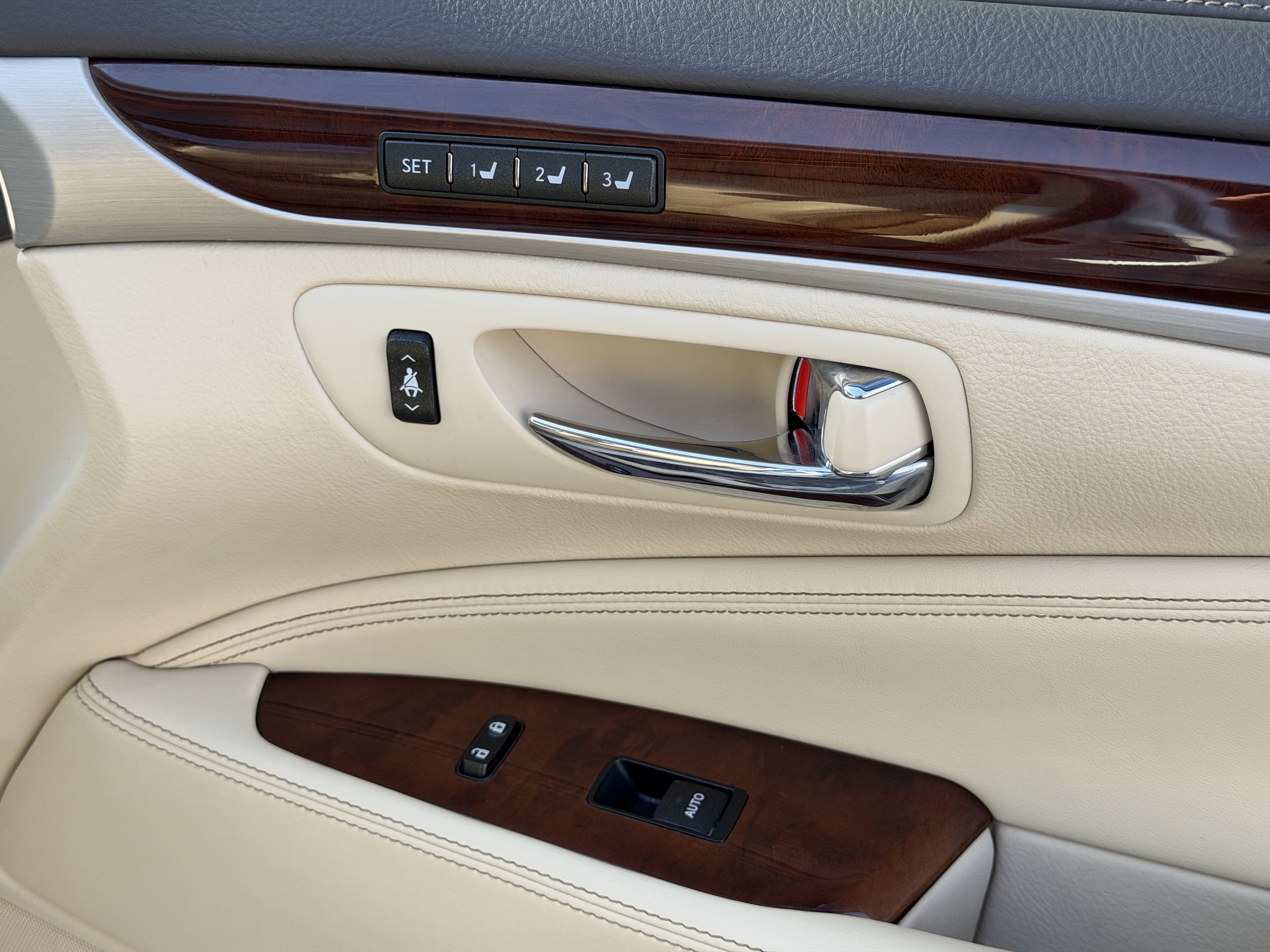 Used 2016 Lexus LS 460 AWD w/ Comfort Package image 28