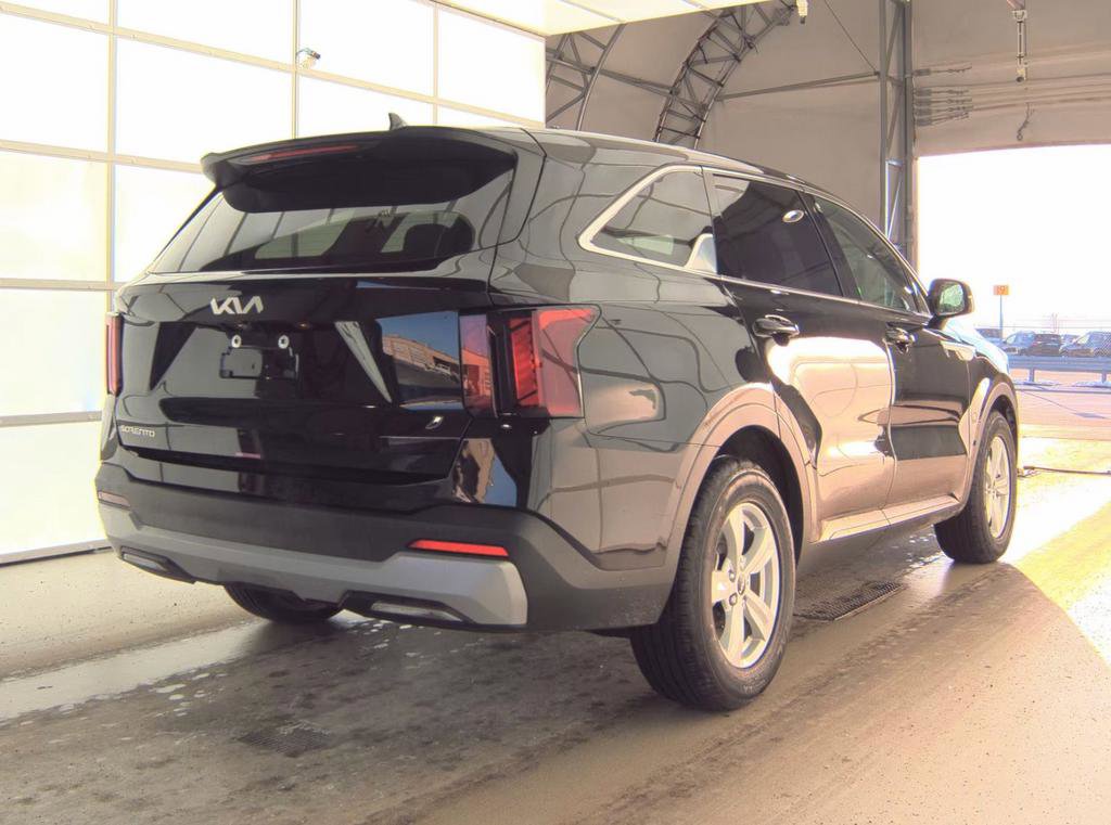 Used 2025 Kia Sorento LX image 4