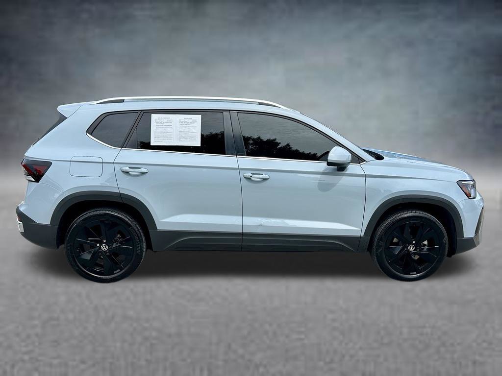 Certified 2025 Volkswagen Taos SE w/ Panoramic Sunroof Package FWD image 4