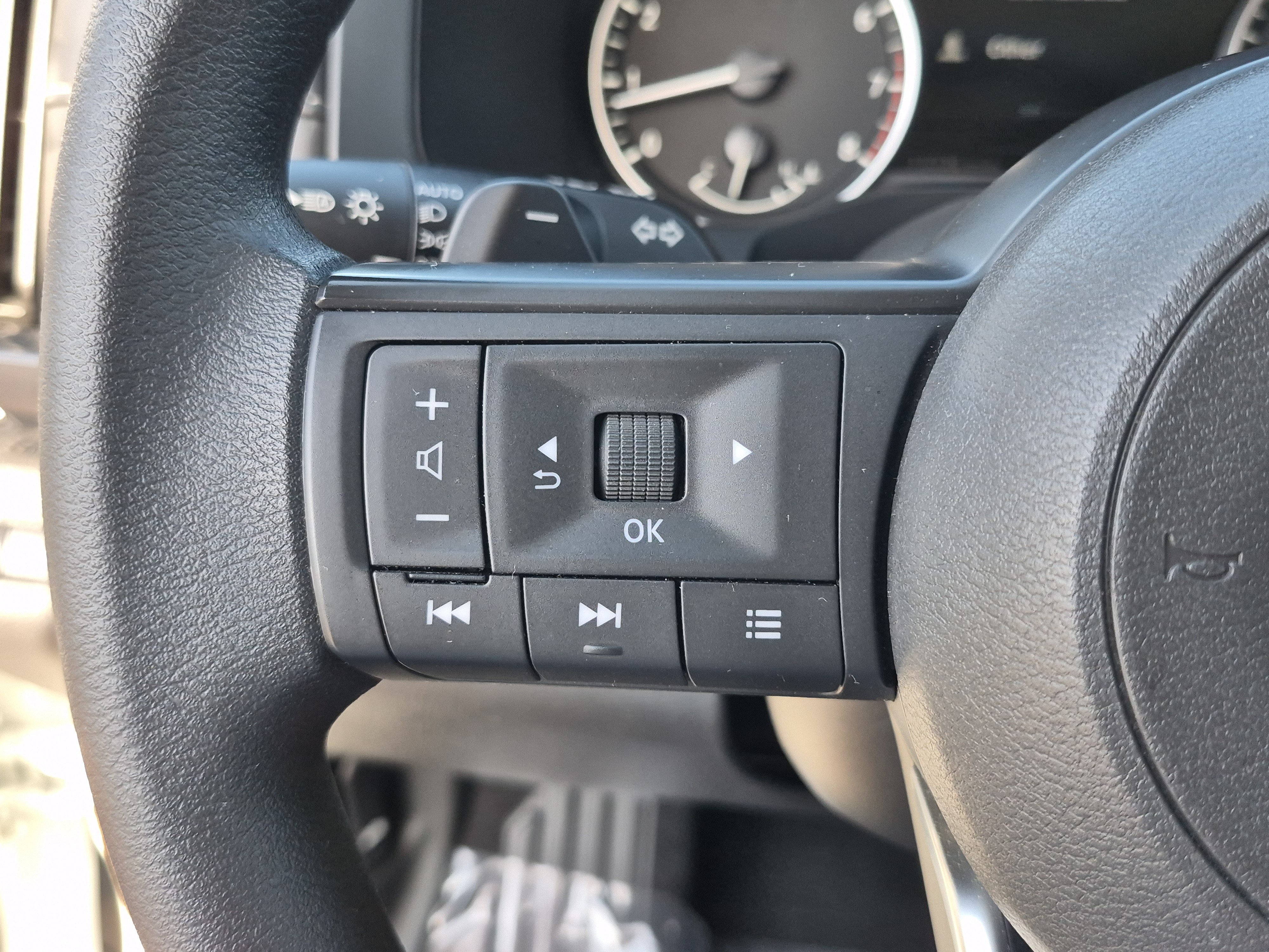 Certified 2025 Nissan Pathfinder S FWD image 32