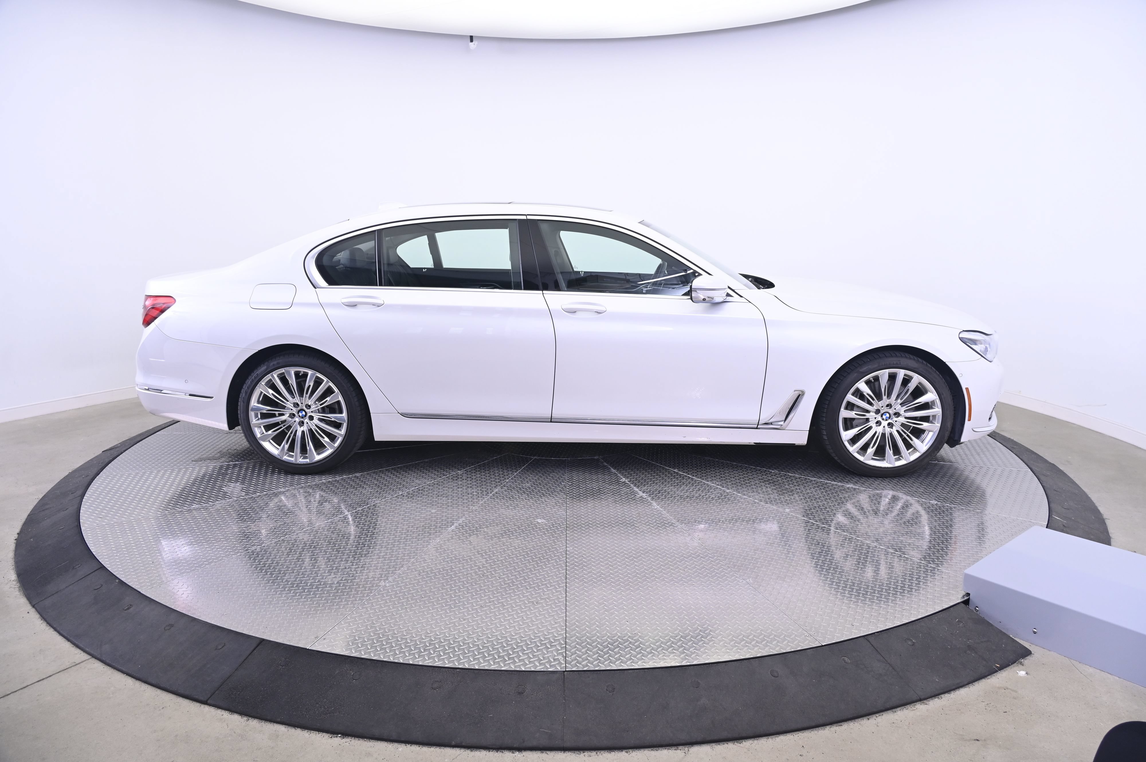 Used 2018 BMW 750i xDrive AWD/4WD image 8