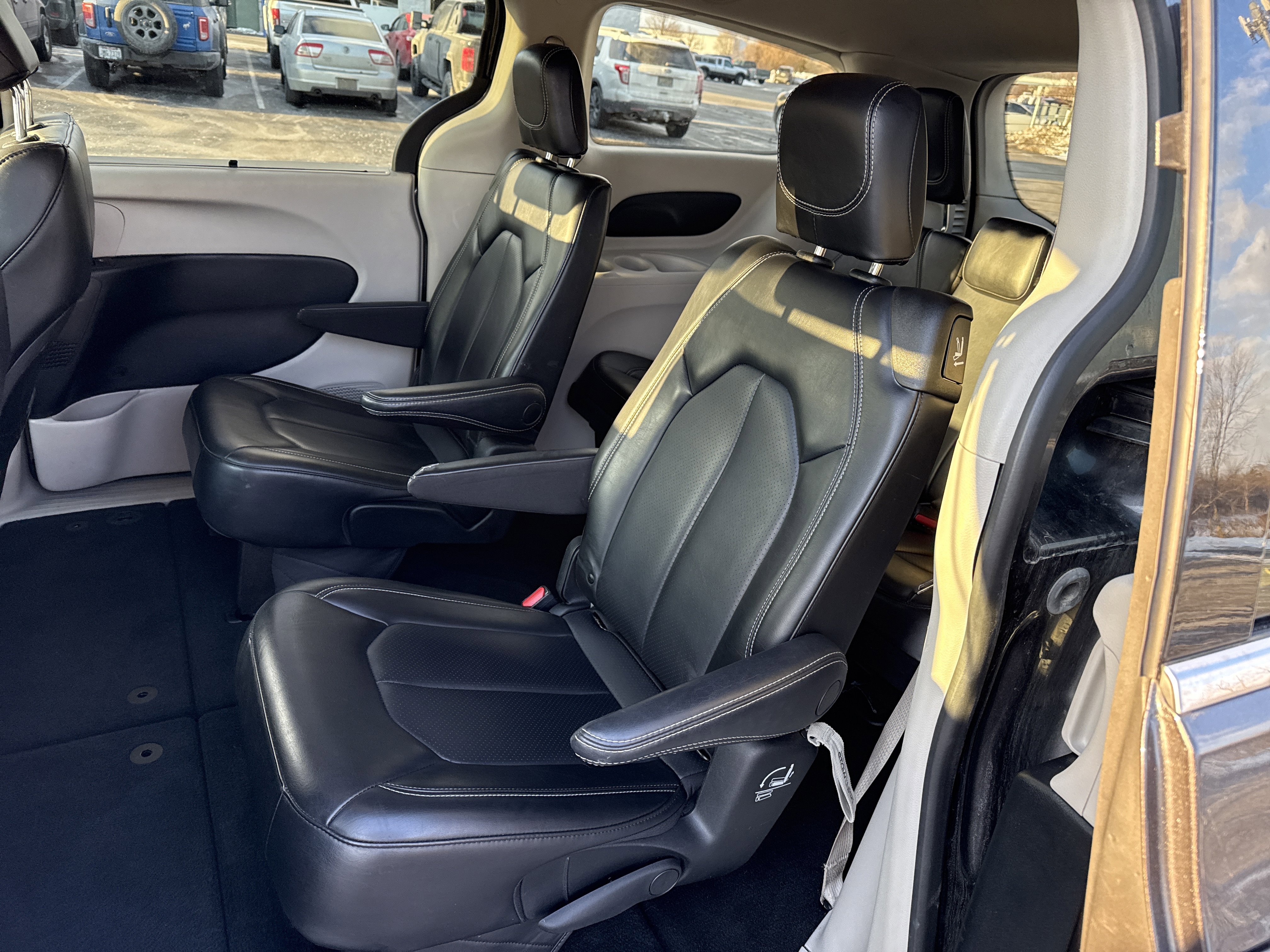 Used 2023 Chrysler Pacifica Touring-L image 13