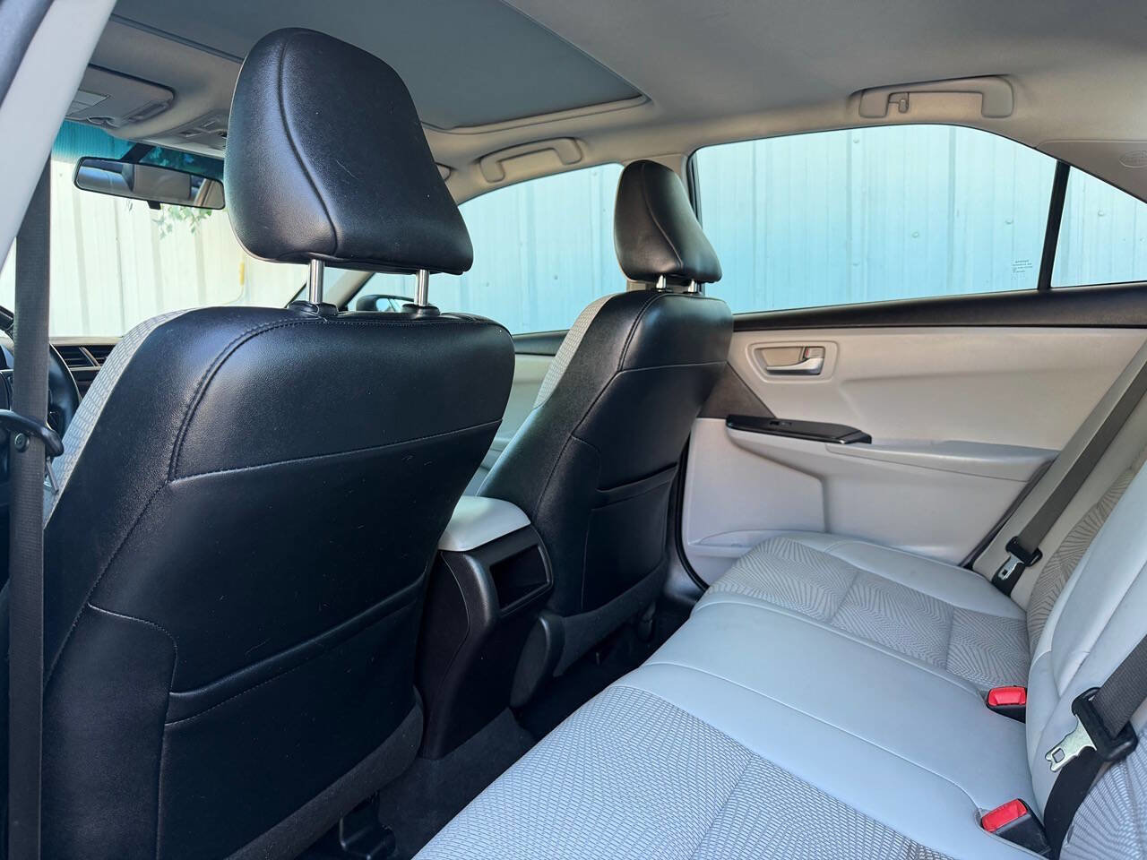 Used 2016 Toyota Camry SE w/ Moonroof Package FWD image 18