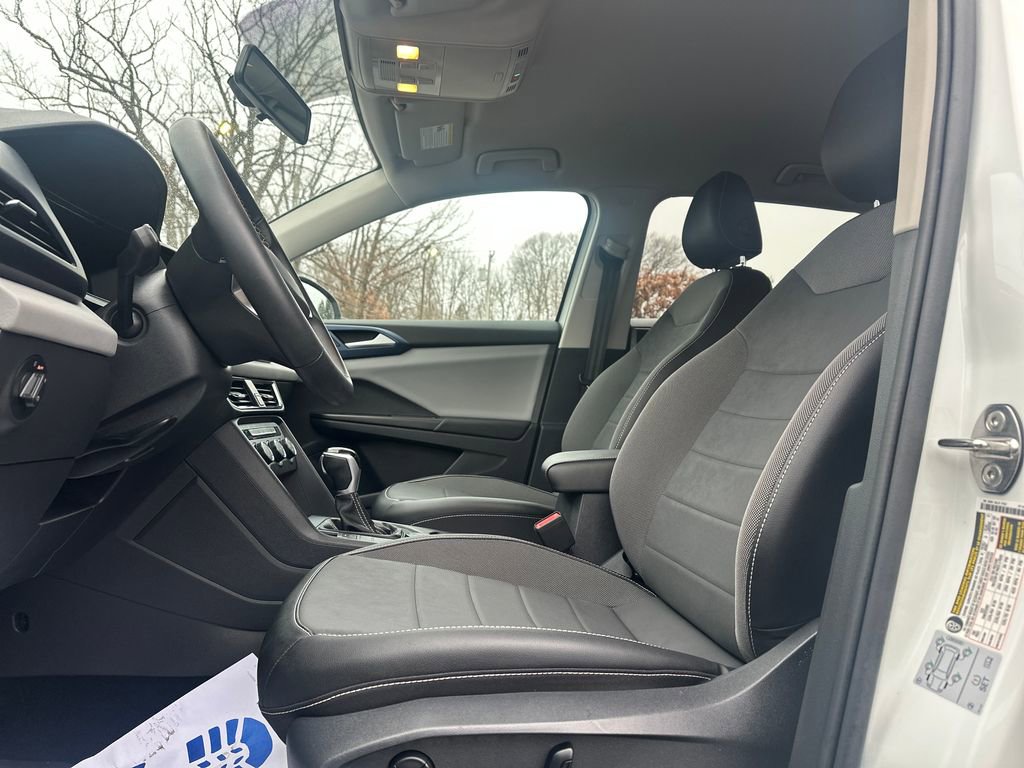 Used 2022 Volkswagen Taos SE image 3