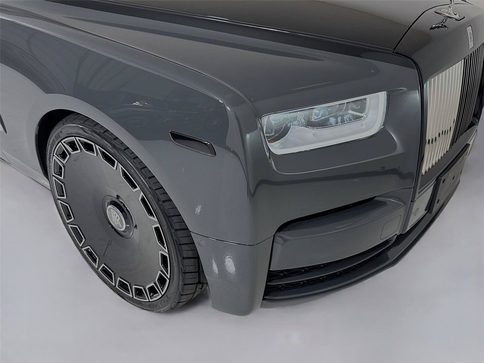 Used 2019 Rolls-Royce Phantom Sedan RWD image 40