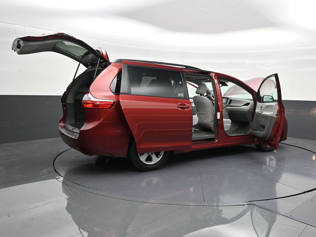 Used 2020 Toyota Sienna LE image 31