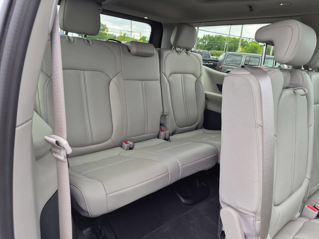 Certified 2024 Jeep Wagoneer 4WD w/ Premium Group I image 32