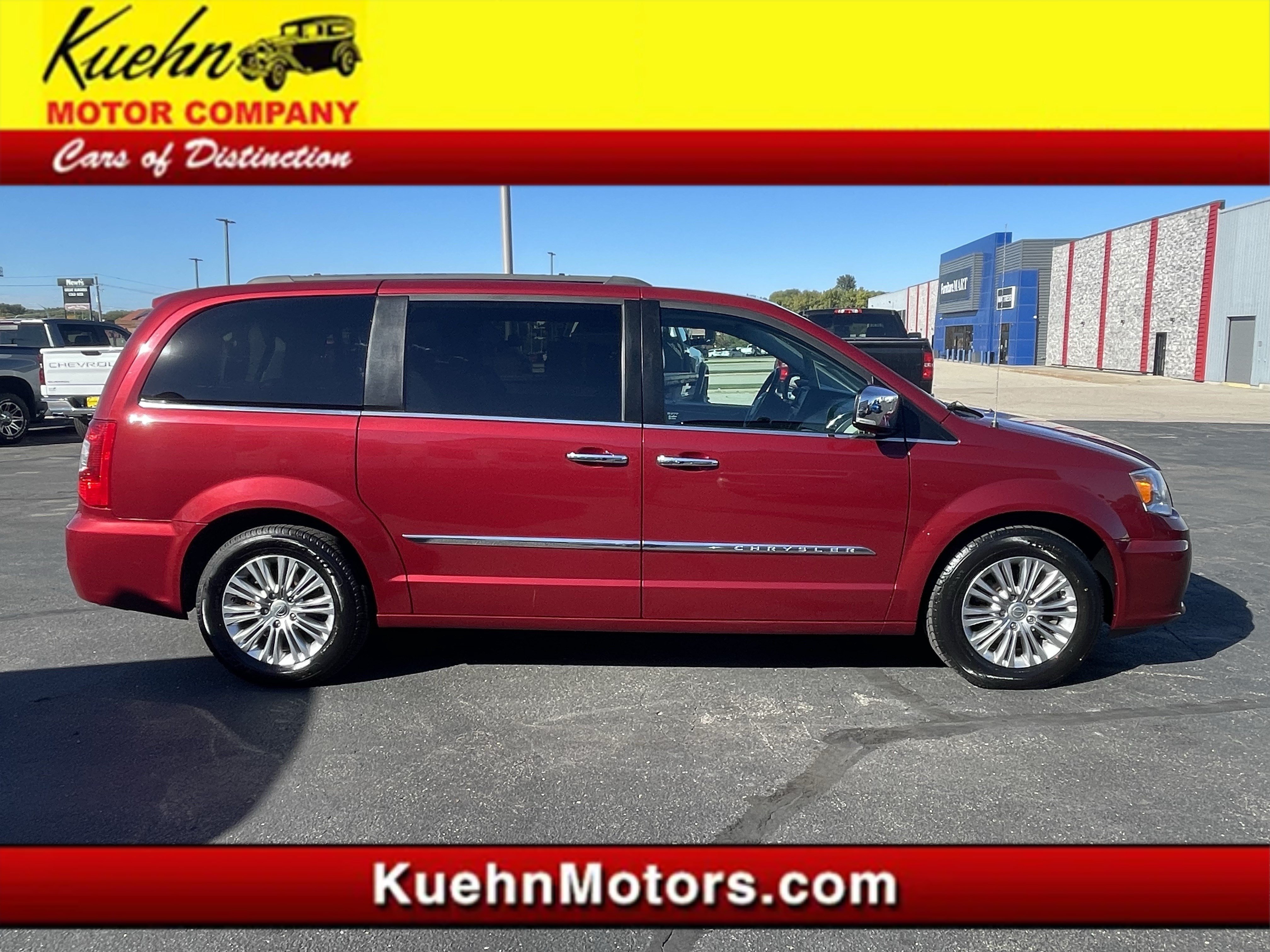 Used 2015 Chrysler Town & Country Touring-L w/ Driver Convenience Group FWD image 1