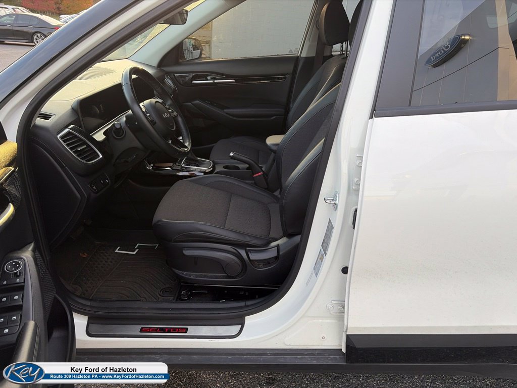 Used 2025 Kia Seltos S AWD/4WD image 17