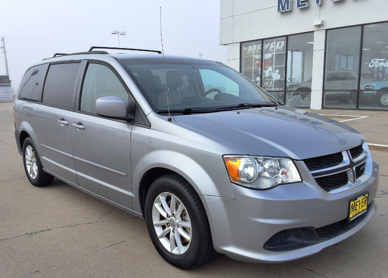 Used 2016 Dodge Grand Caravan SXT w/ UConnect Hands-Free Group image 2
