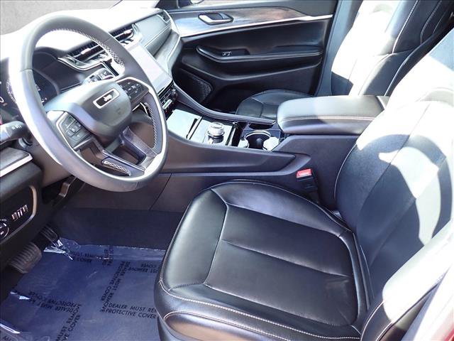 Used 2023 Jeep Grand Cherokee Limited w/ Black Appearance Package AWD/4WD image 12