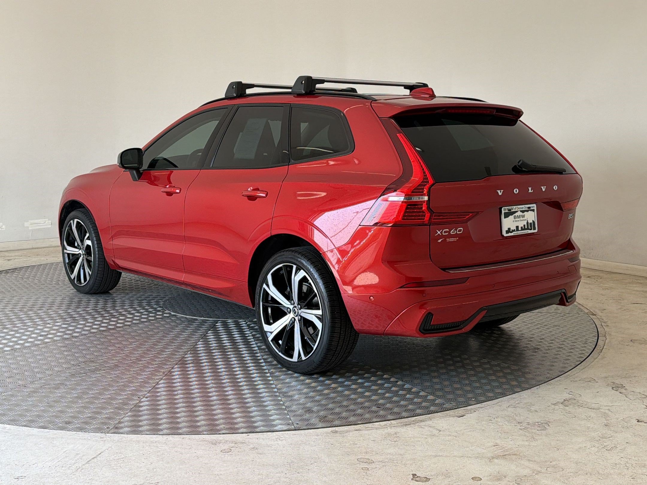 Used 2024 Volvo XC60 B5 Ultimate w/ Protection Package Premier AWD/4WD image 3