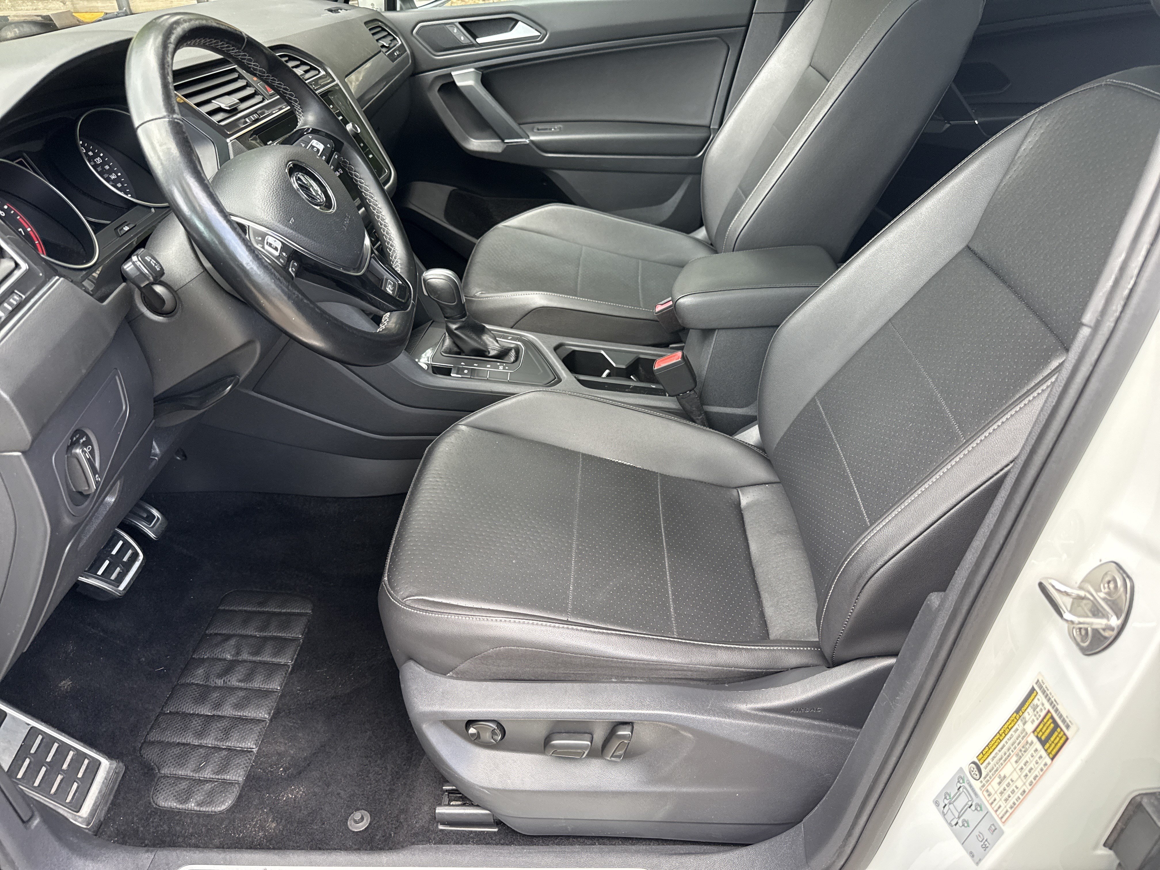 Used 2020 Volkswagen Tiguan SE R-Line FWD image 9