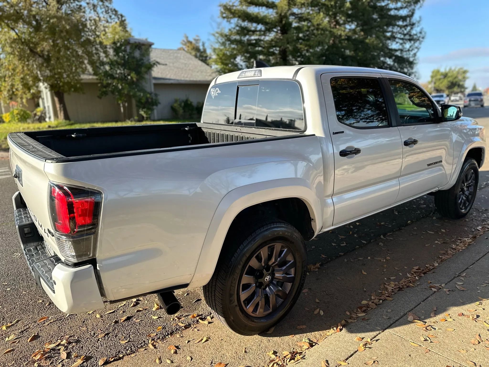 Used 2022 Toyota Tacoma Limited image 4