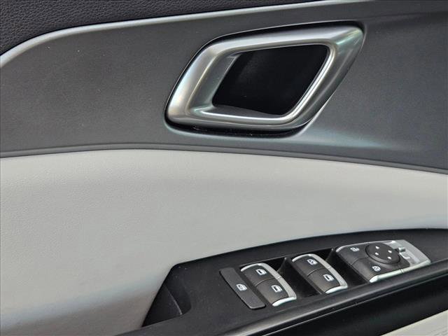 Used 2024 Kia Carnival LX image 9