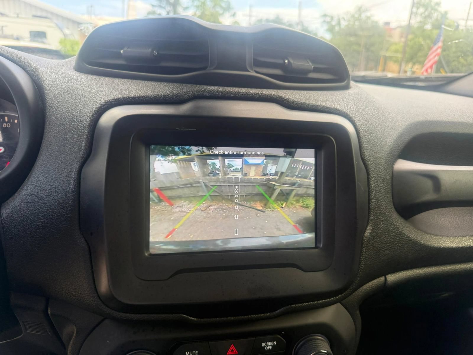 Used 2018 Jeep Renegade Latitude FWD image 14