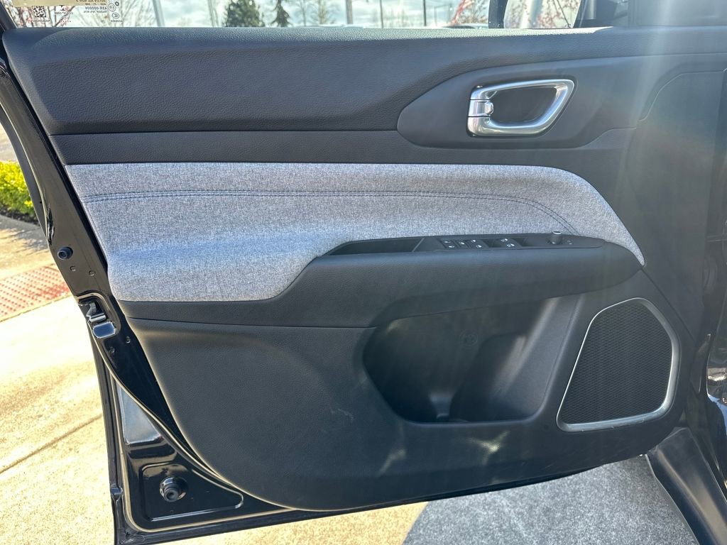 Used 2022 Jeep Compass Latitude image 11