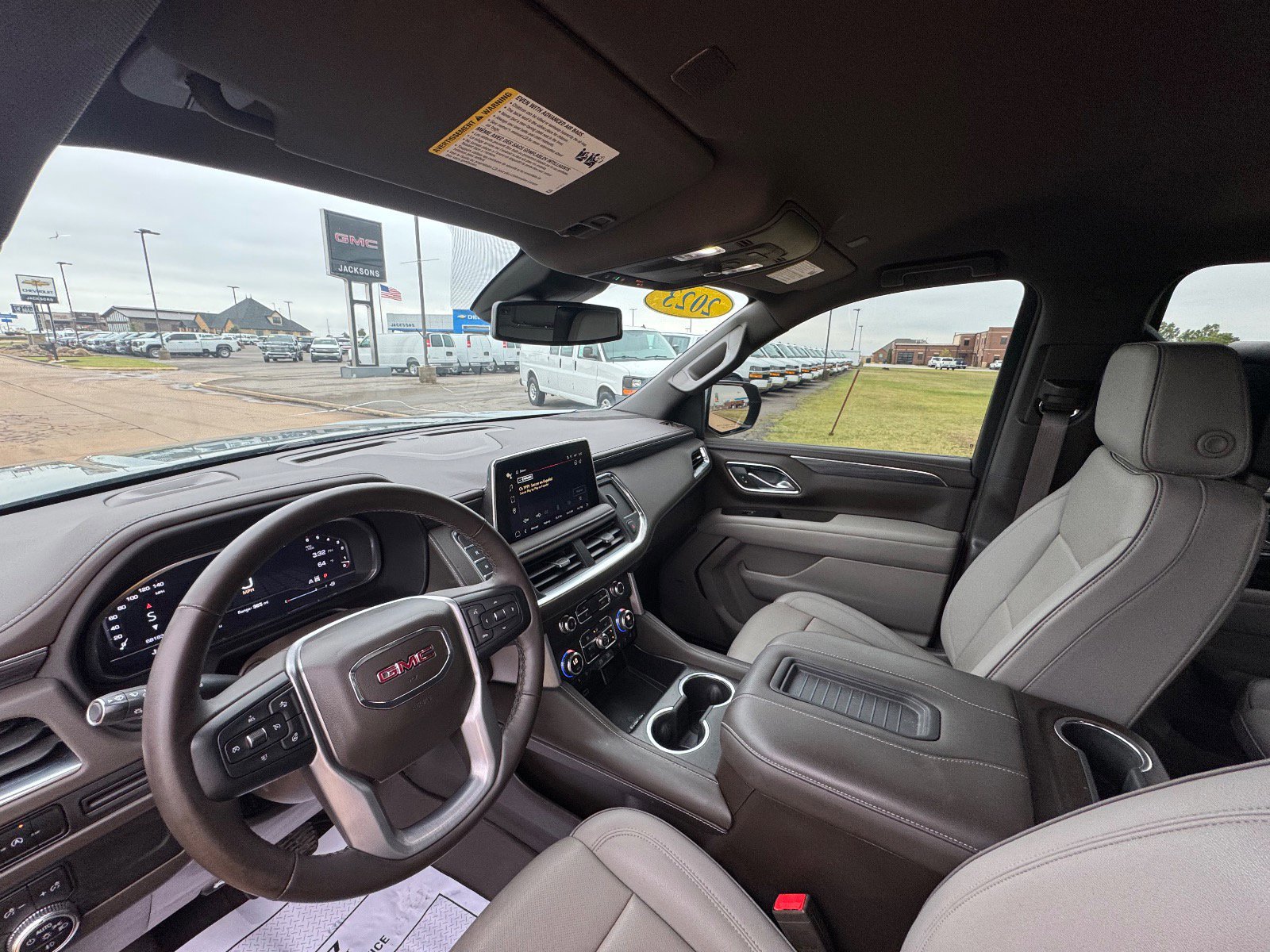 Used 2023 GMC Yukon XL SLT w/ SLT Luxury Package image 11