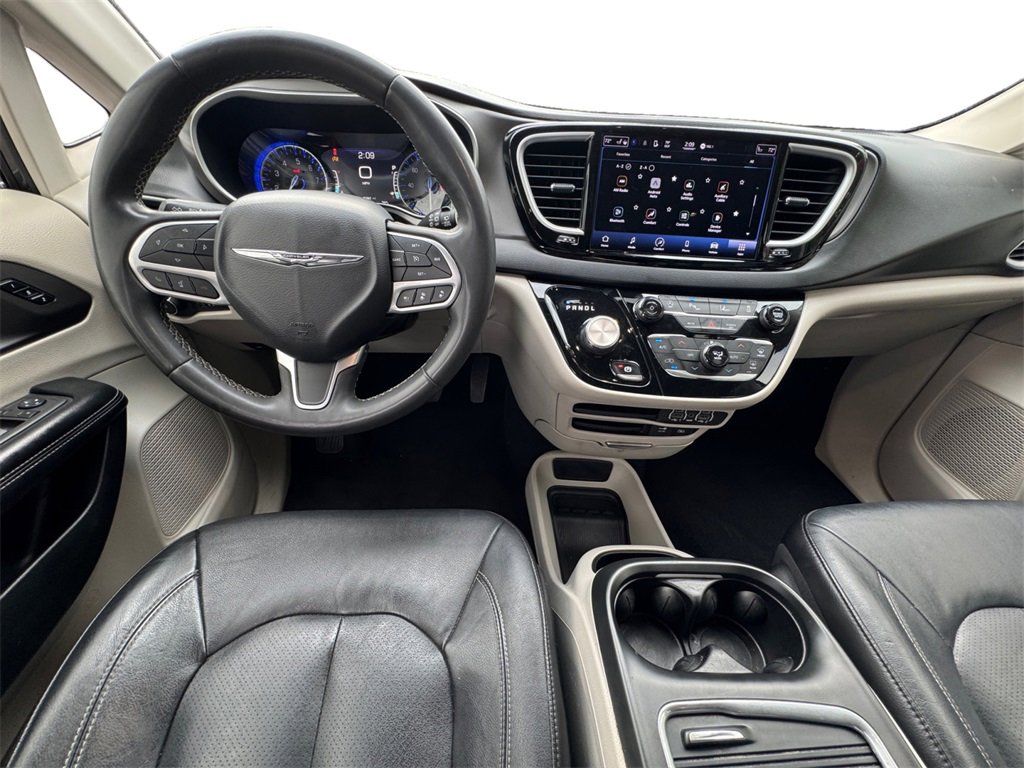 Used 2022 Chrysler Pacifica Touring-L image 32