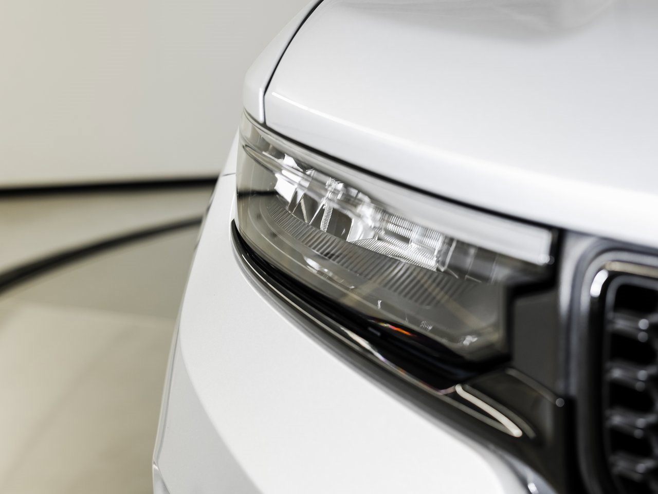 Used 2024 Jeep Grand Cherokee Limited w/ Black Appearance Package image 13