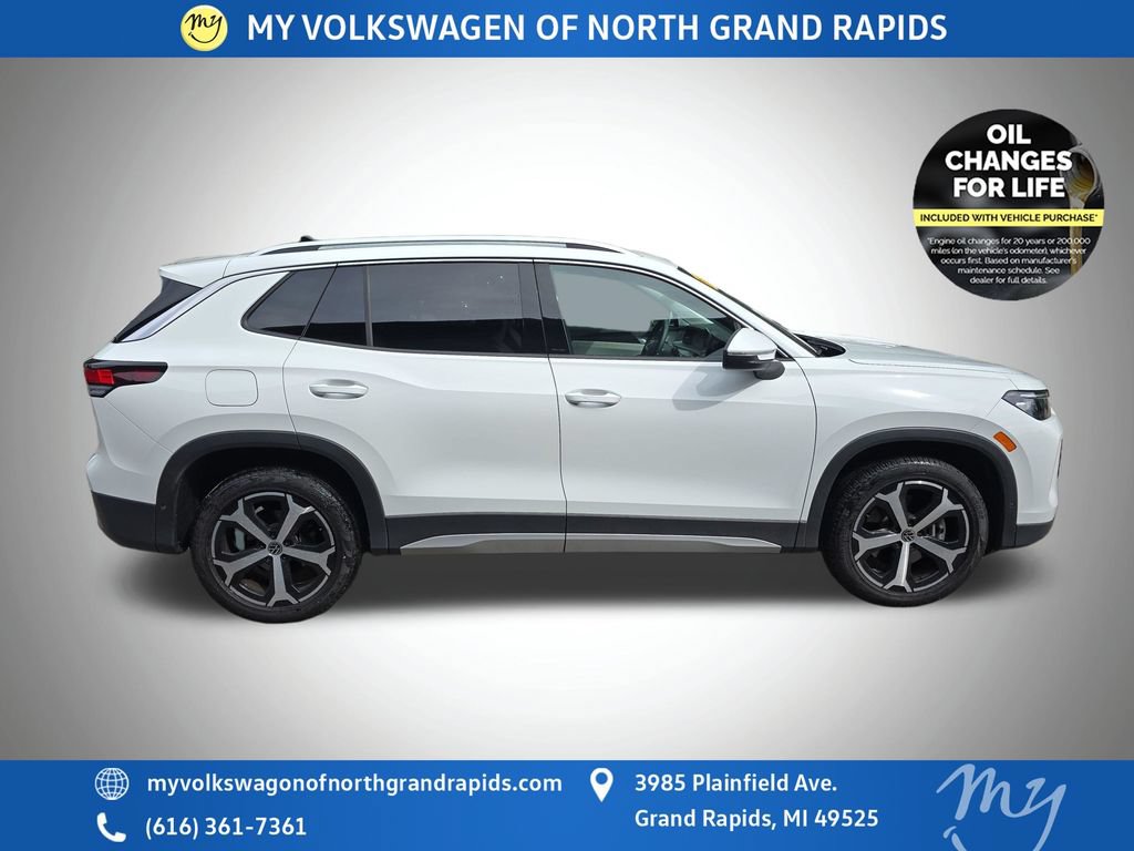 Used 2025 Volkswagen Tiguan SE AWD/4WD image 9