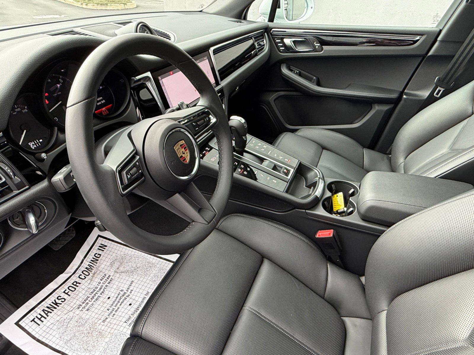 Certified 2025 Porsche Macan AWD/4WD image 4