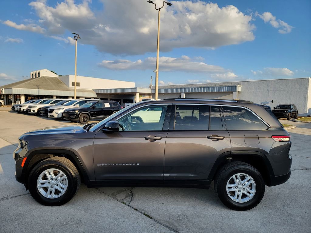 Used 2024 Jeep Grand Cherokee Laredo image 2