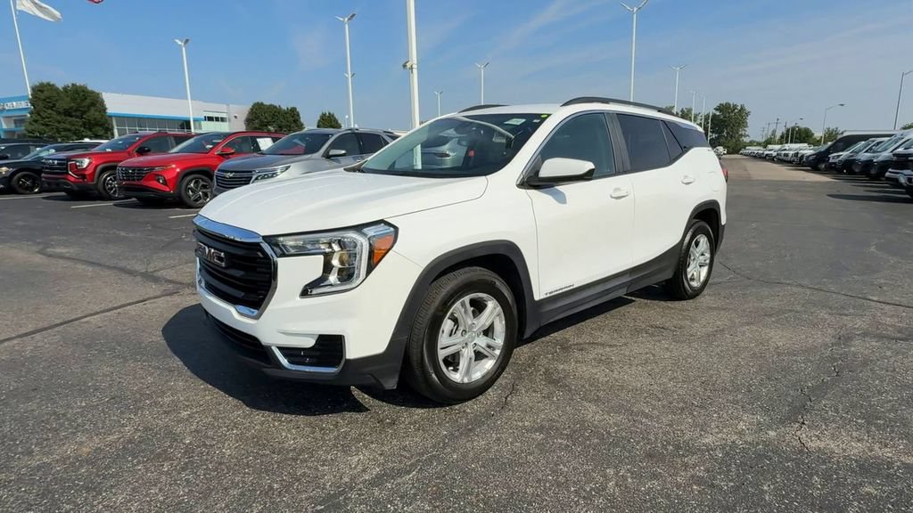 Used 2024 GMC Terrain SLE w/ Driver Convenience Package FWD image 4