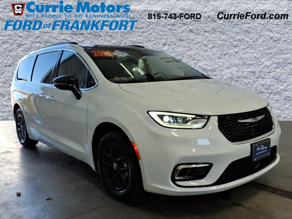 Used 2025 Chrysler Pacifica Select image 1