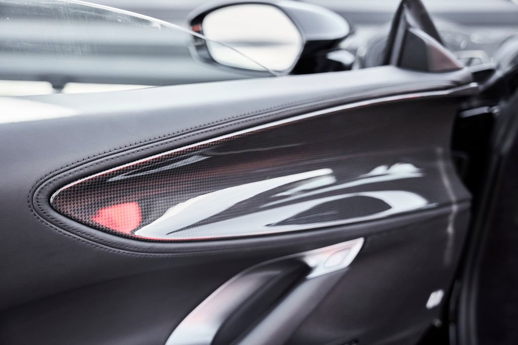 Used 2024 Ferrari SF90 Spider image 39