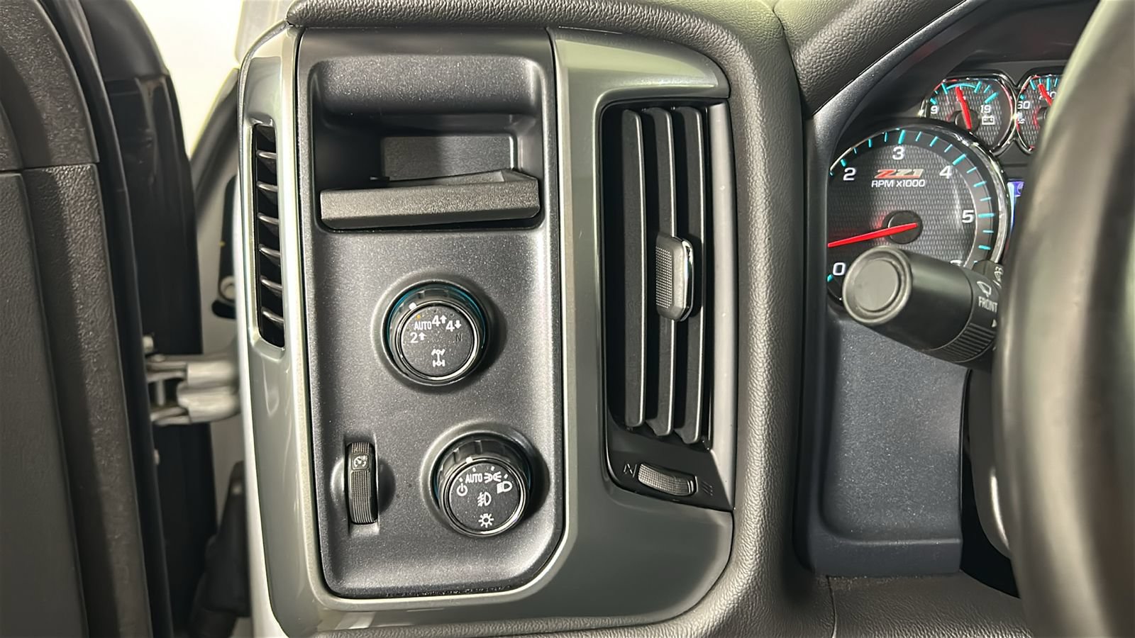 Used 2018 Chevrolet Silverado 1500 LT w/ Redline Edition AWD/4WD image 24