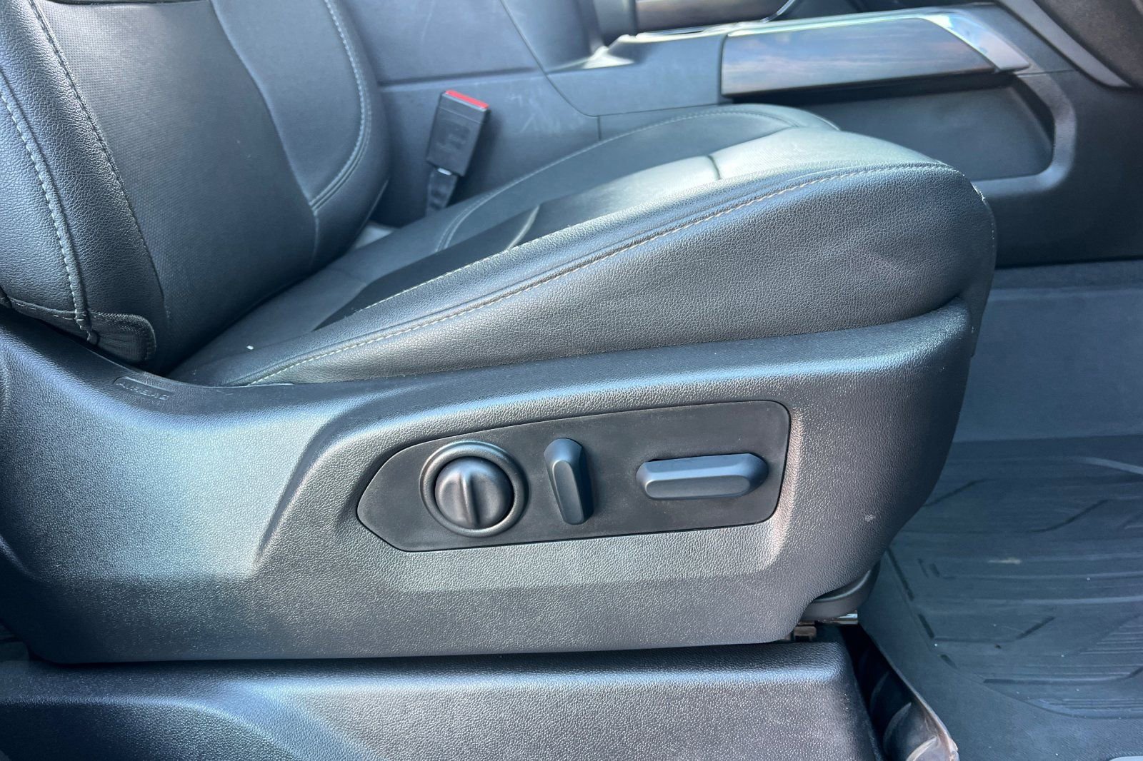 Used 2023 GMC Sierra 3500 SLT w/ SLT Premium Package image 24