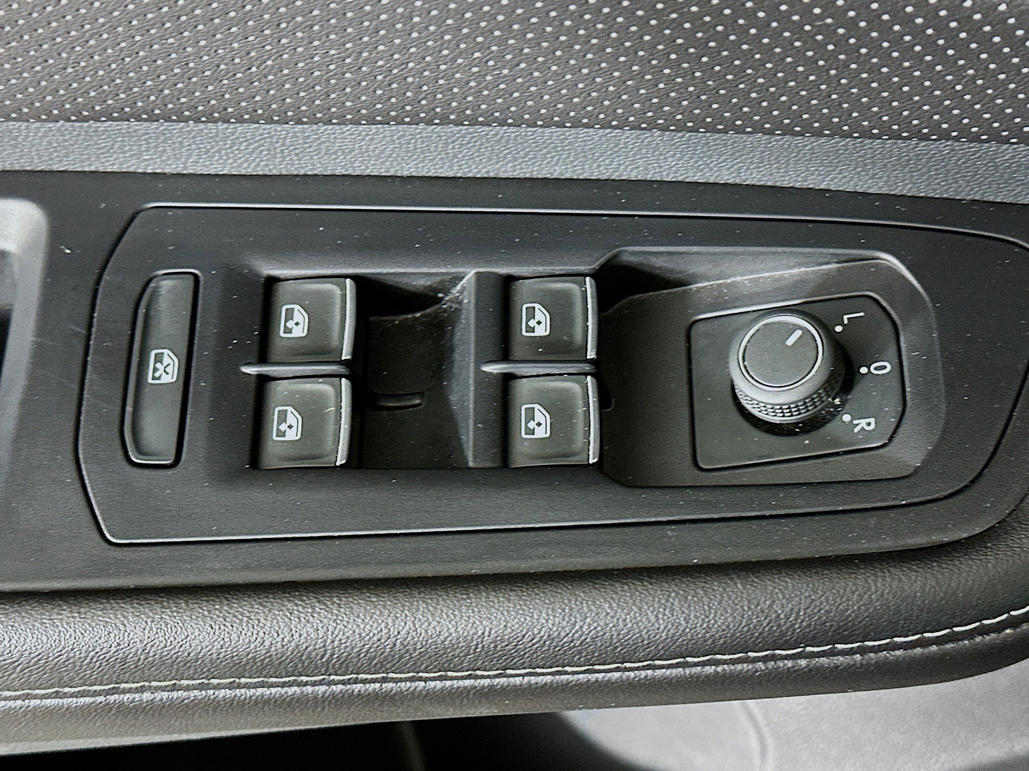 Used 2025 Volkswagen Atlas SE image 15