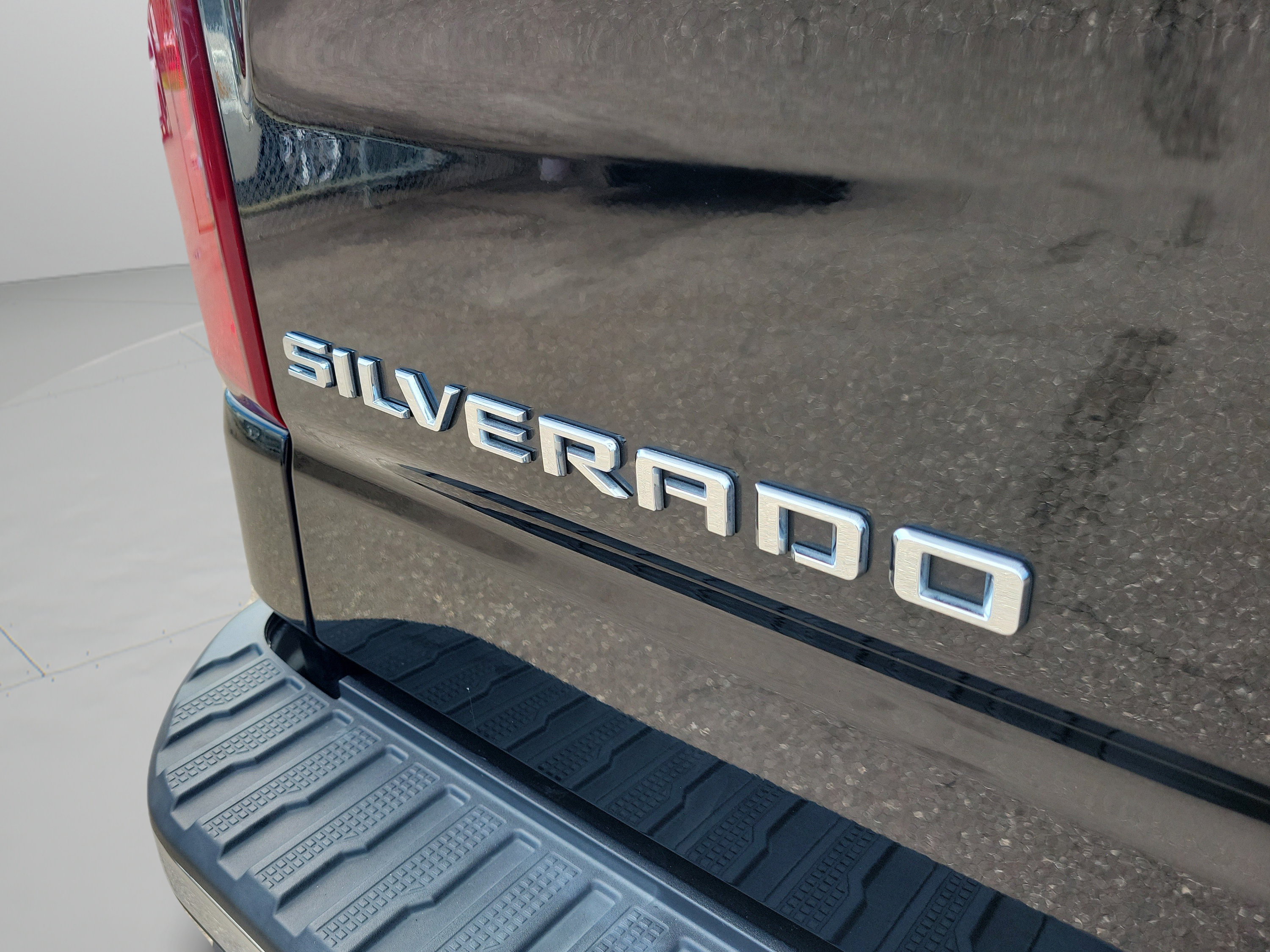 Used 2020 Chevrolet Silverado 1500 LTZ w/ LTZ Premium Package AWD/4WD image 6