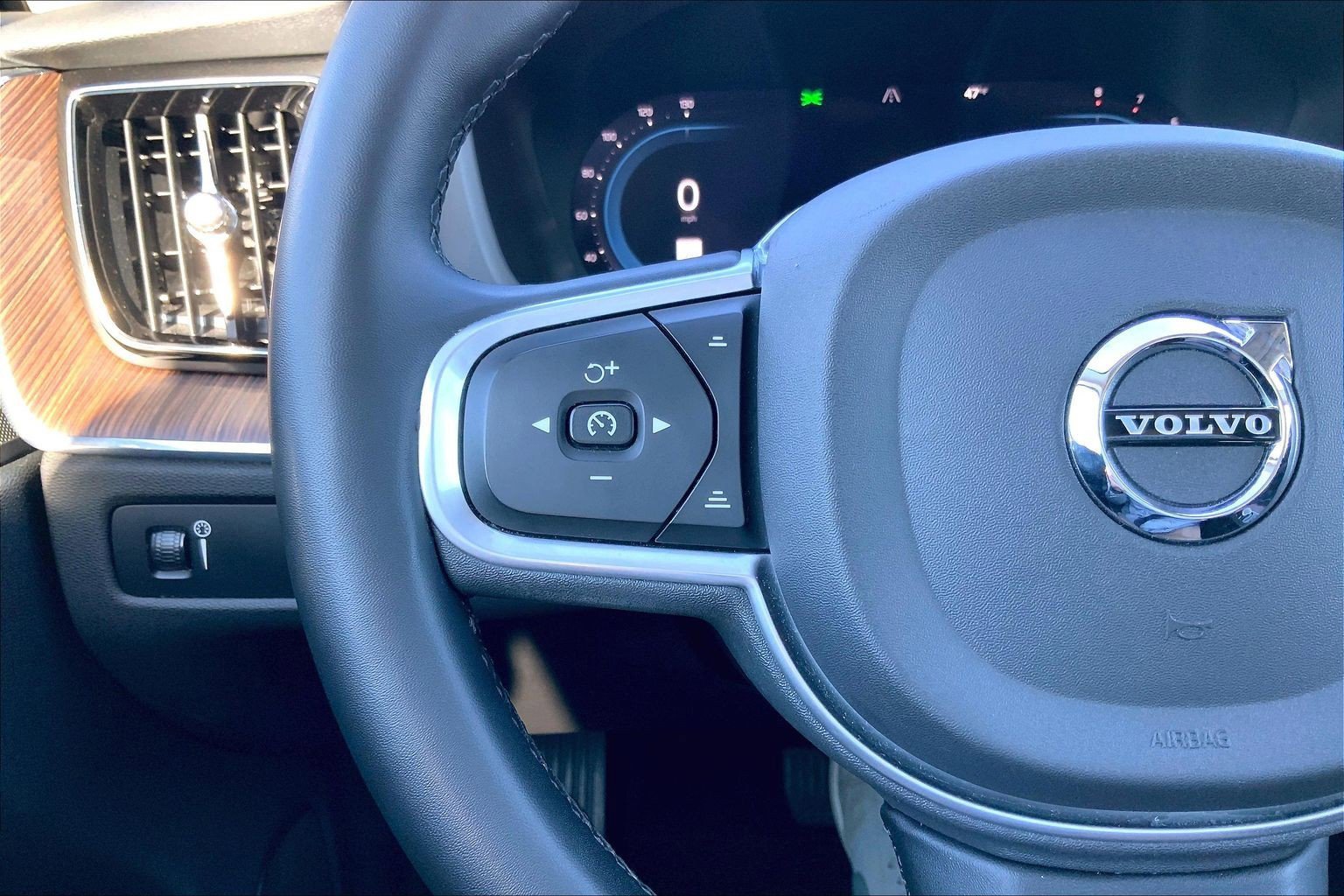 Used 2022 Volvo XC60 B5 Momentum w/ Climate Package image 22