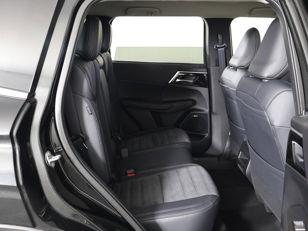 New 2025 Mitsubishi Outlander SE image 32