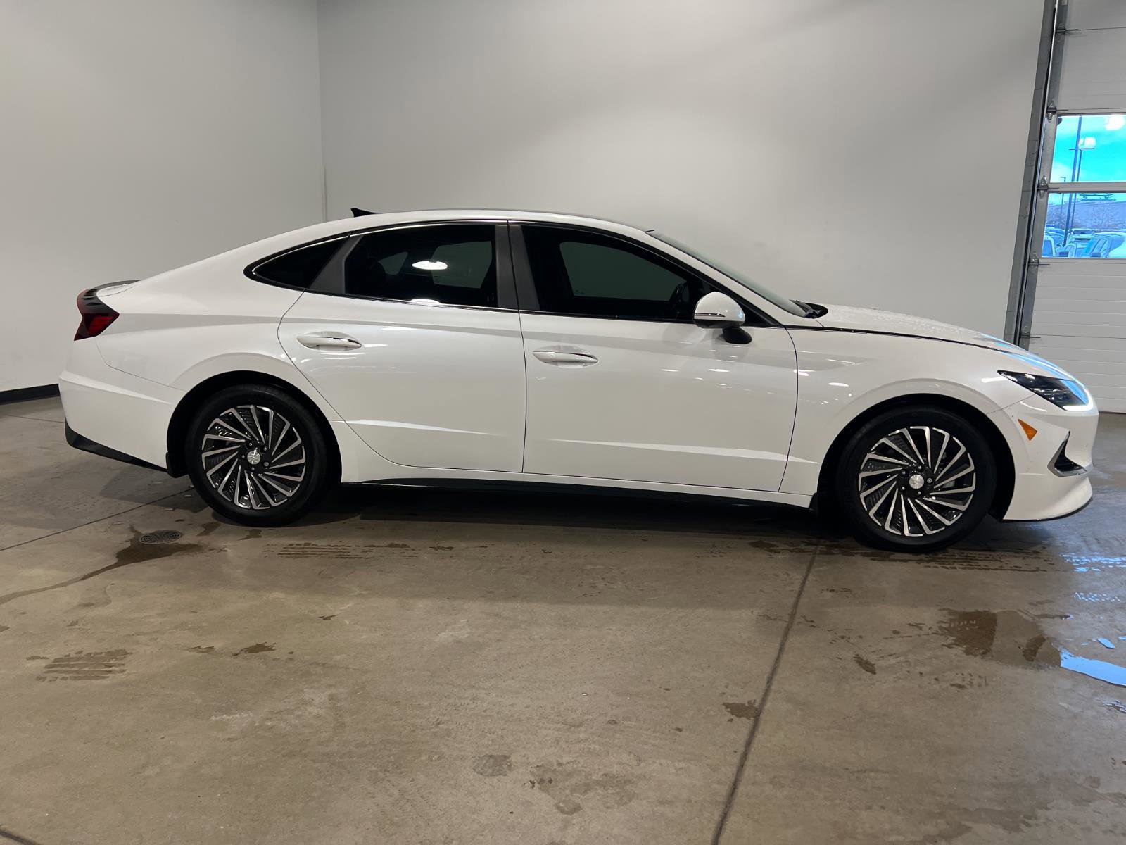 Used 2021 Hyundai Sonata Limited FWD image 2