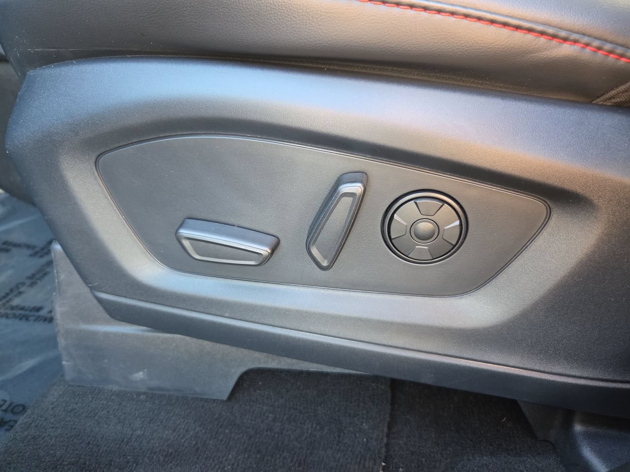 Used 2025 Ford Explorer ST AWD/4WD image 23