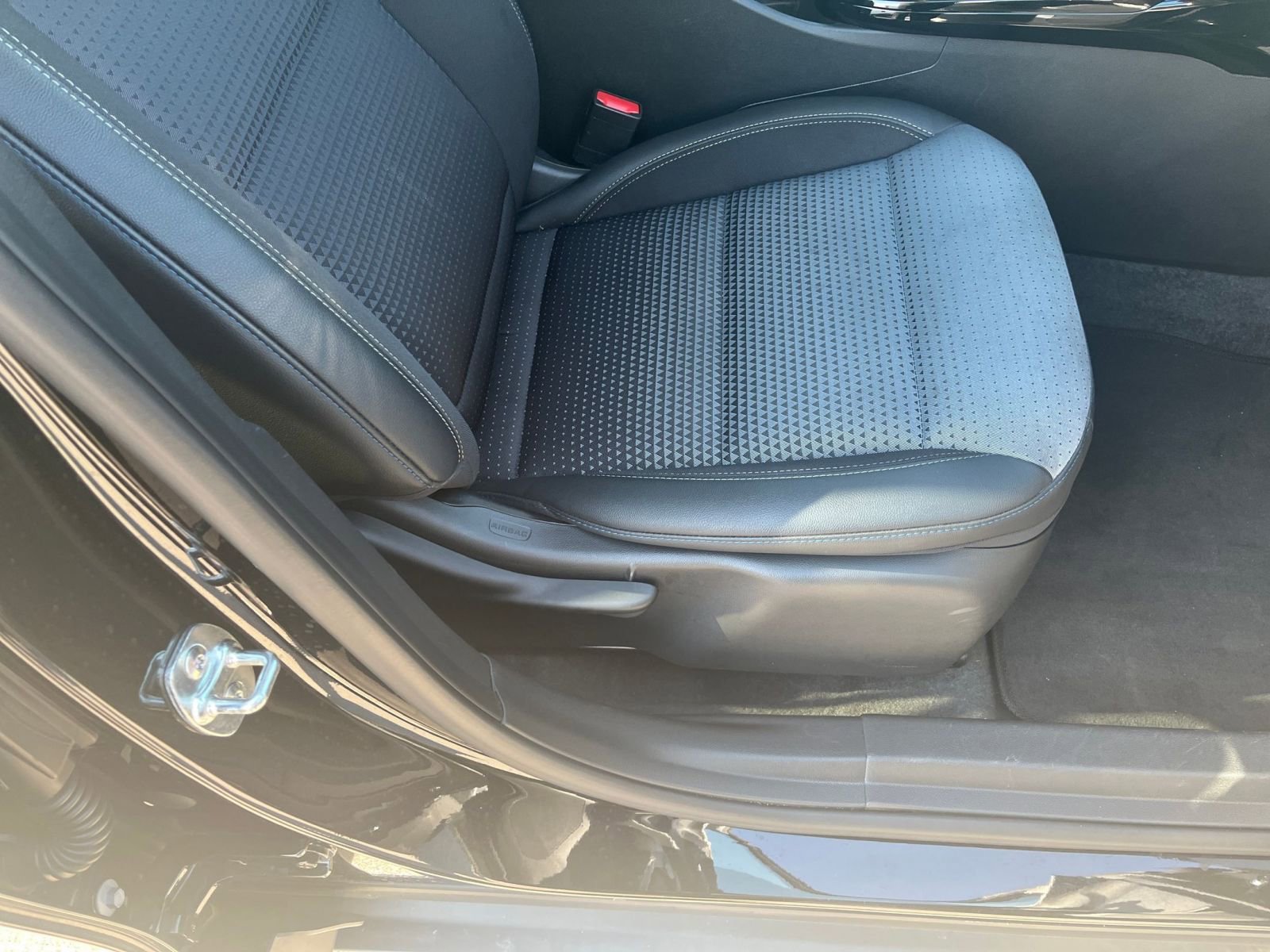 Used 2025 Chevrolet Trax LT FWD image 25