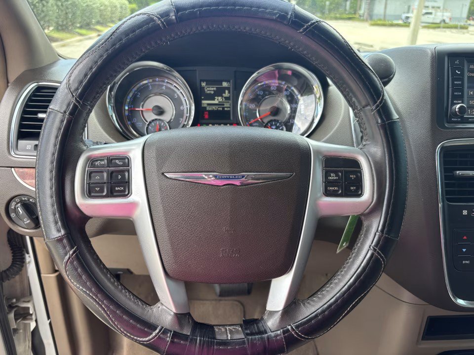 Used 2016 Chrysler Town & Country Touring FWD image 29