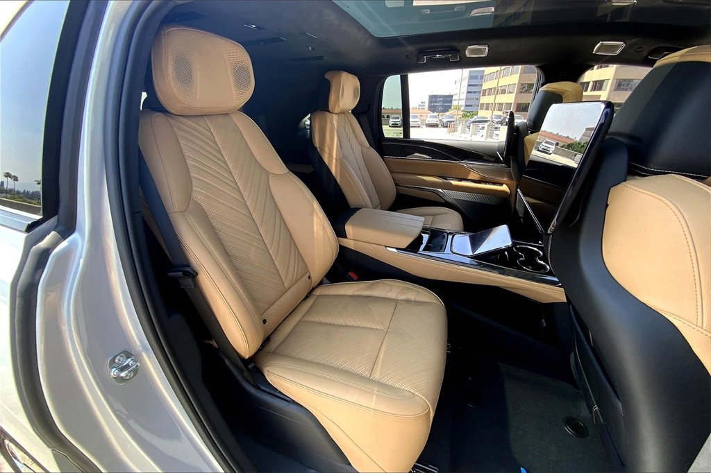 New 2025 Cadillac Escalade IQ Luxury 2 image 32