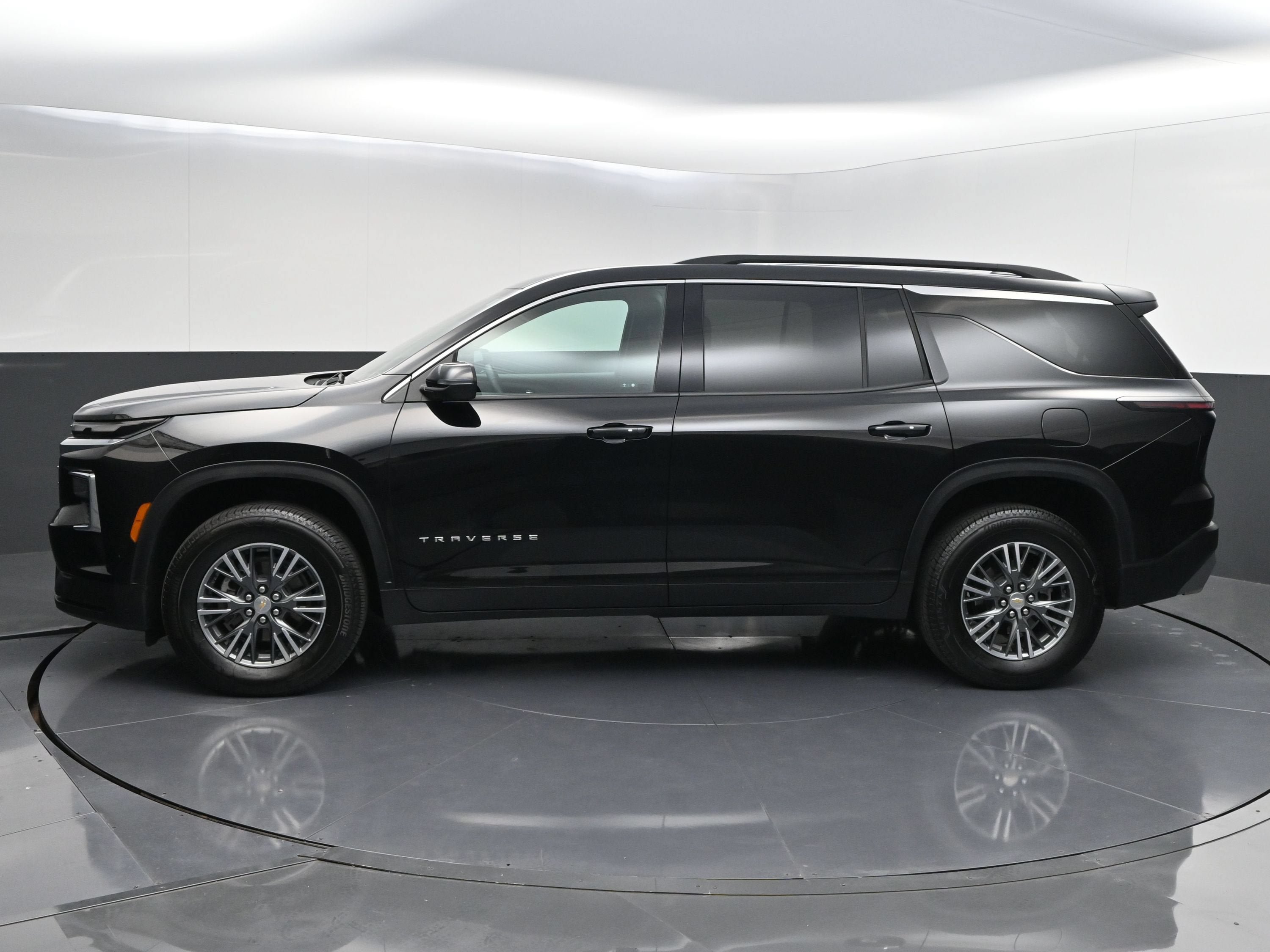 Certified 2025 Chevrolet Traverse LT FWD image 5
