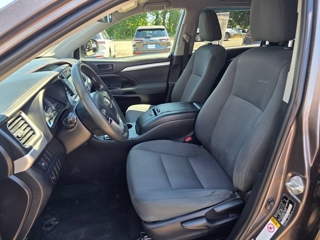 Used 2019 Toyota Highlander LE AWD/4WD image 7