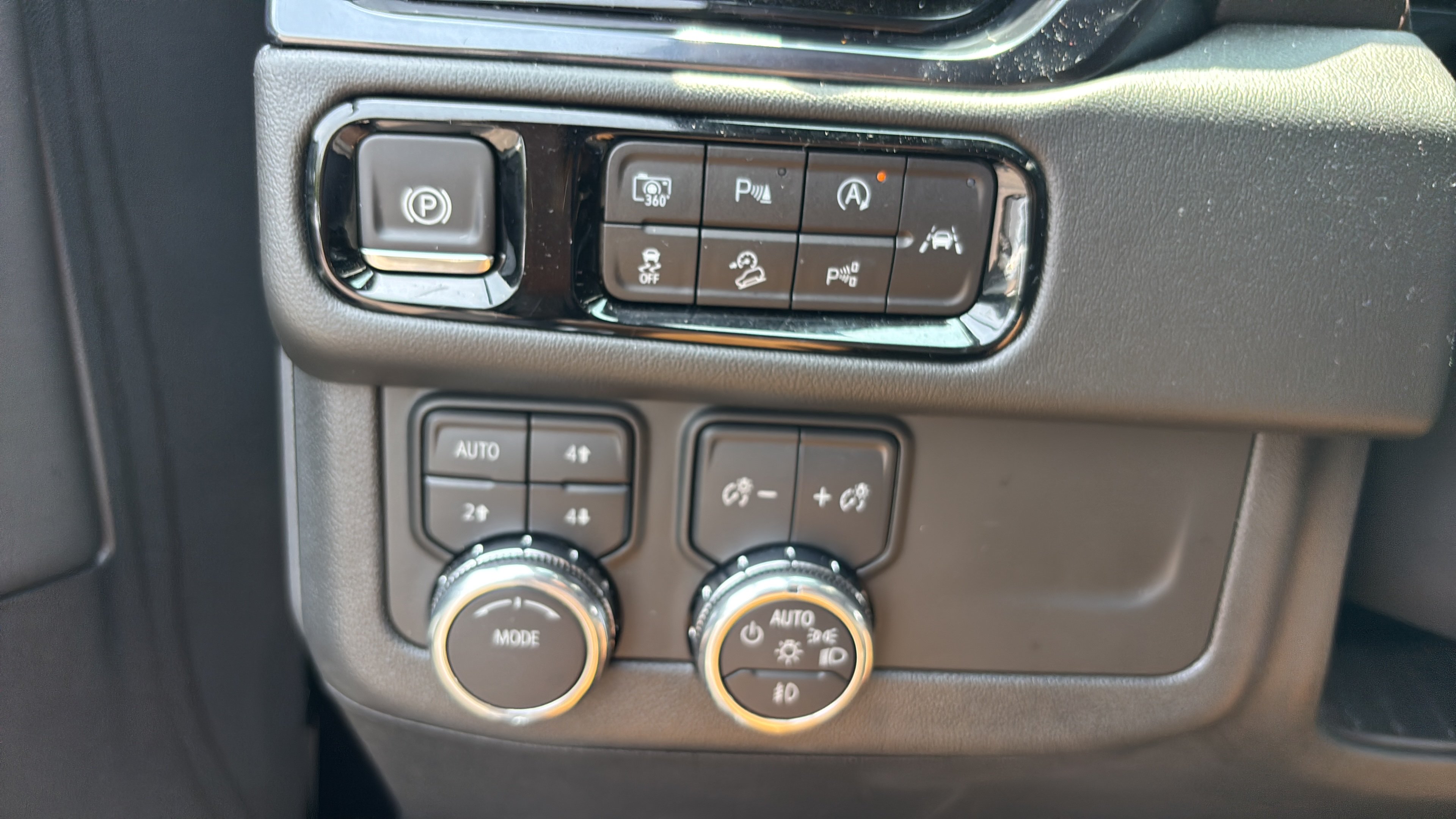 Used 2025 GMC Yukon XL AT4 AWD/4WD image 21