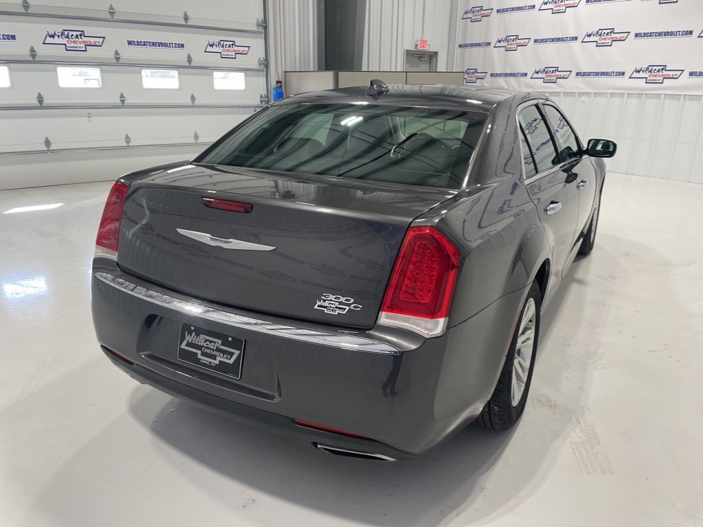 Used 2017 Chrysler 300 C image 10