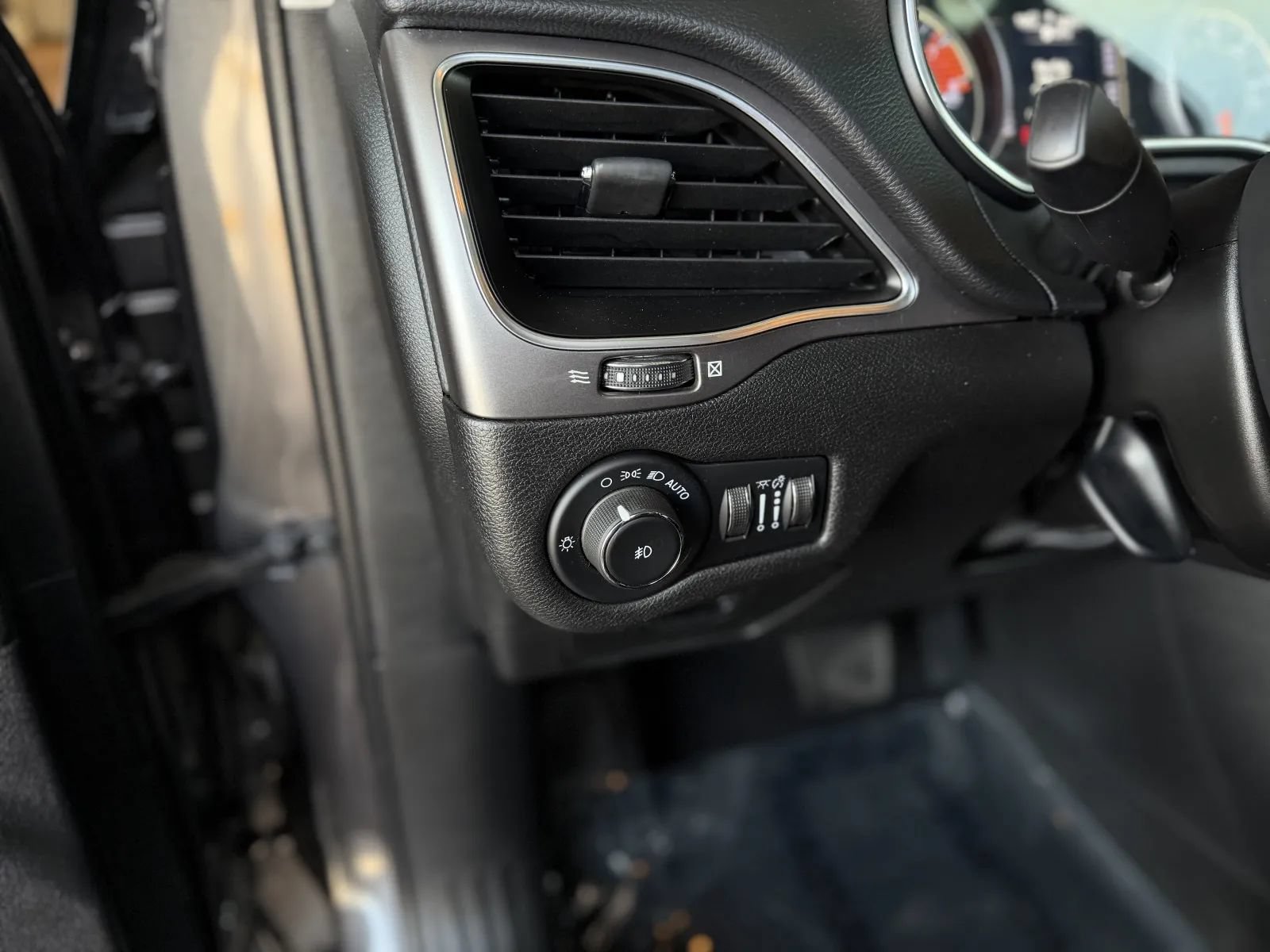 Used 2021 Jeep Cherokee Latitude Lux FWD image 25