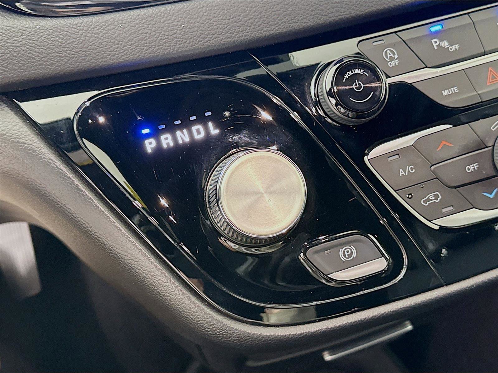 Used 2025 Chrysler Pacifica Select image 15