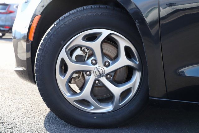 Used 2024 Chrysler Pacifica Limited FWD image 2